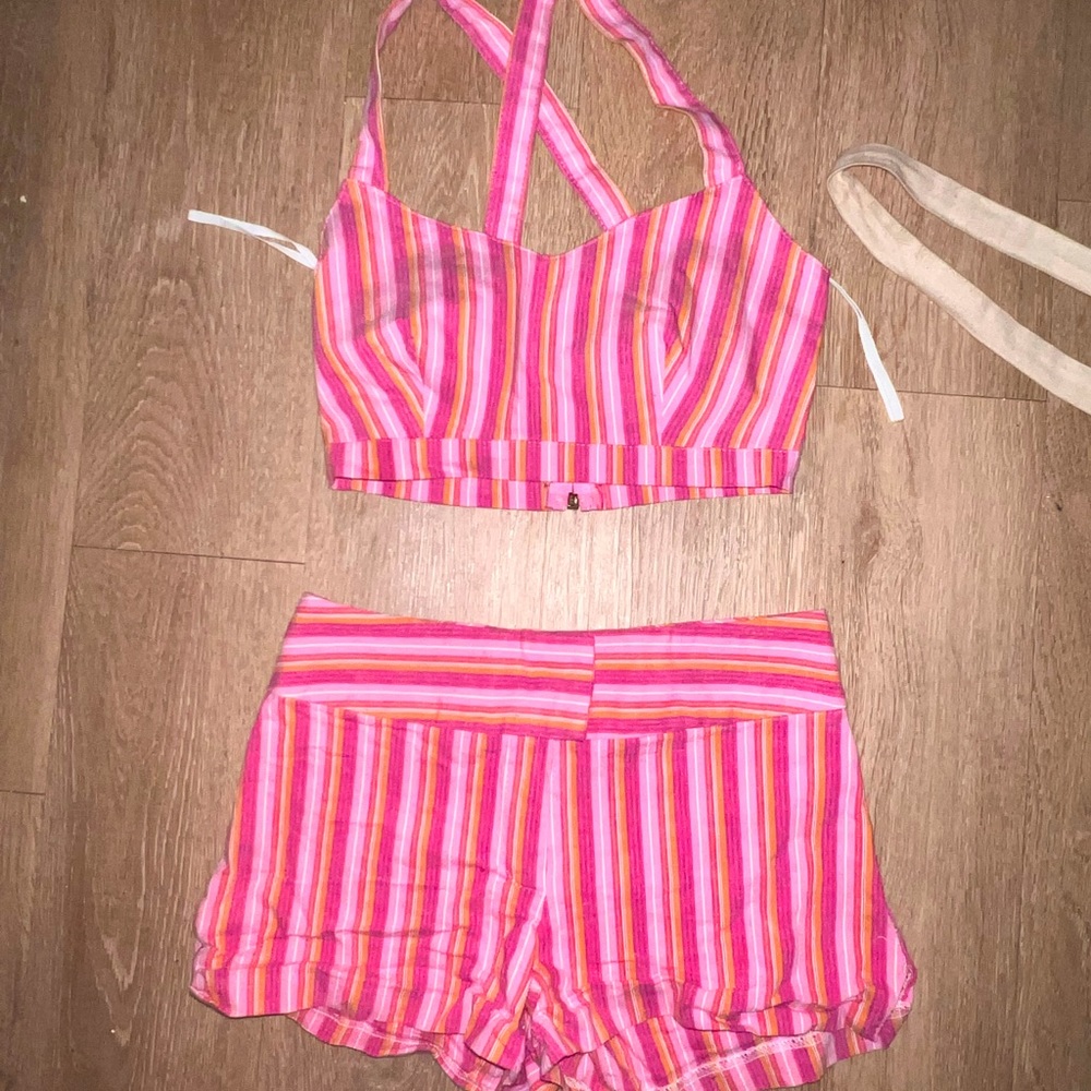 Super cute pink summer set. Top and bottom very flattering!